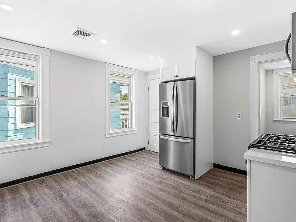 79 Pleasant St #3