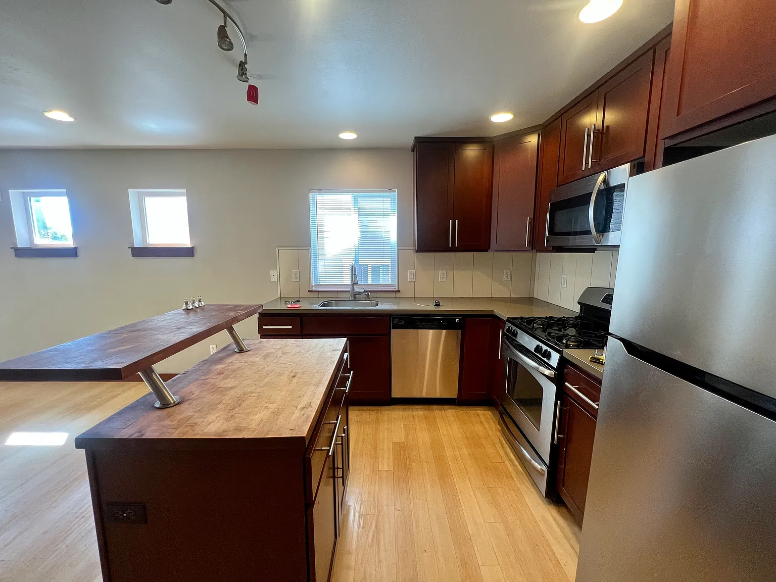 3 bed, 2.5 bath, 1260 sqft, $3,150 — Photo 4