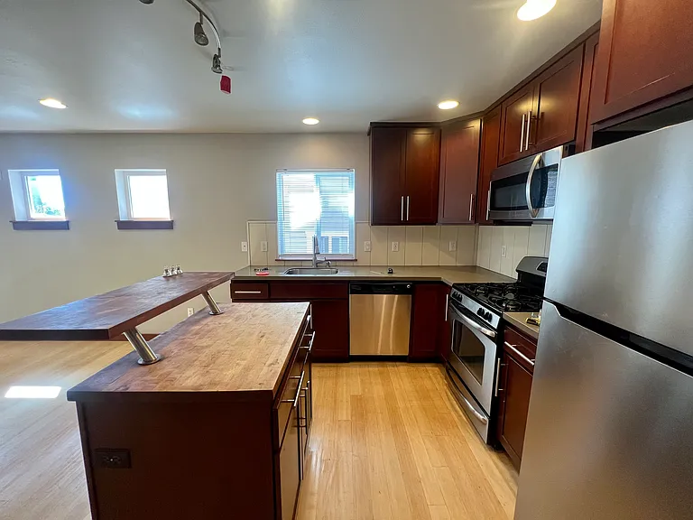 4015 7th Ave NE — Photo 4