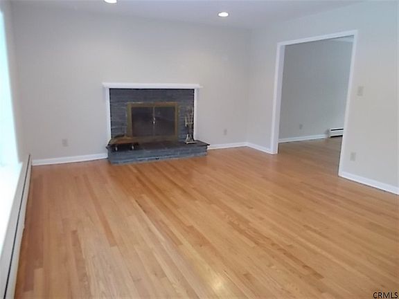 4th image of 16 Springwood Manor Dr