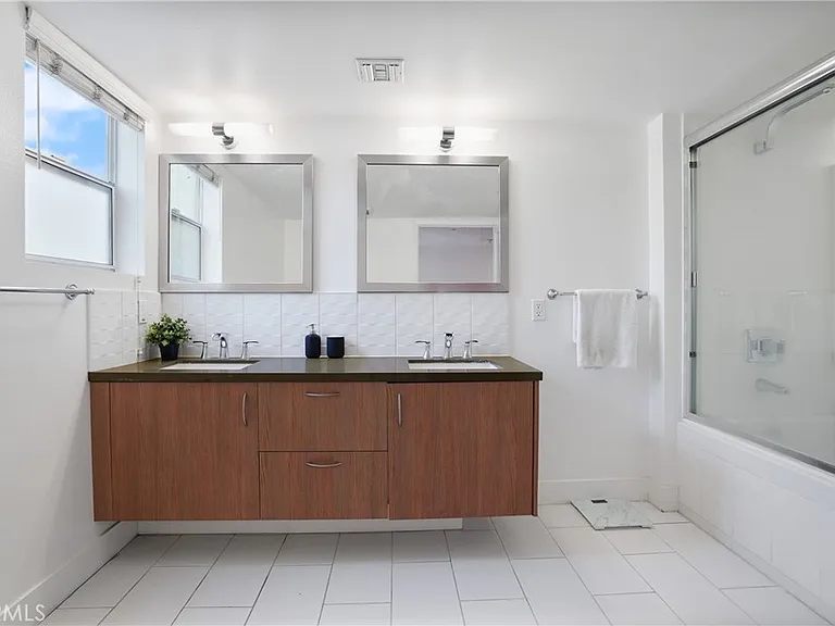 12837 Moorpark St #405 — Photo 12