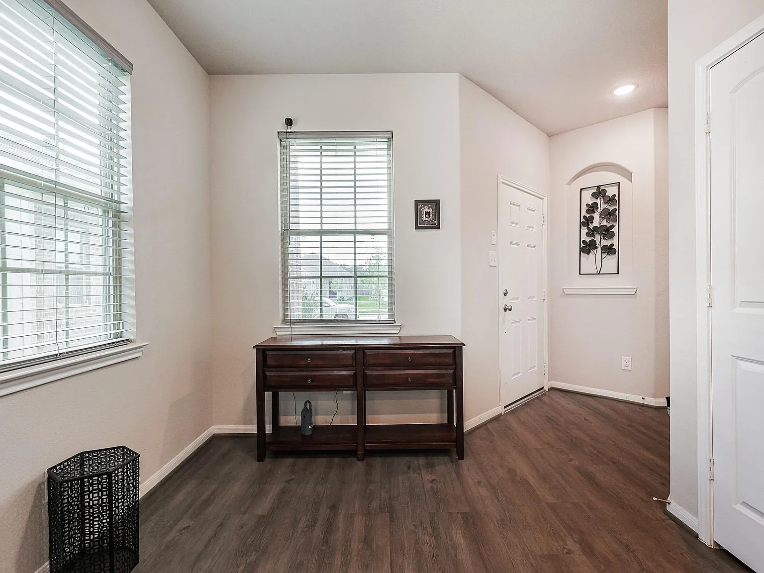 4 bed, 2.5 bath, 2406 sqft, $2,450 — Photo 3
