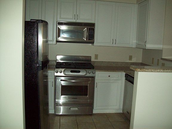 Kitchen w/ granite and stainless appliances