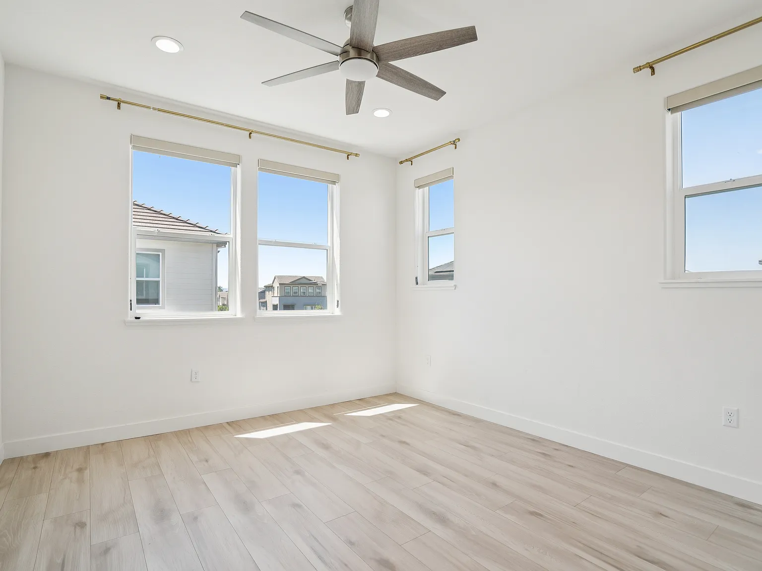 4 bed, 3090 sqft, $5,990 — Photo 4