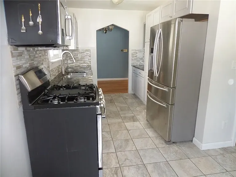 218 E 35th St — Photo 12