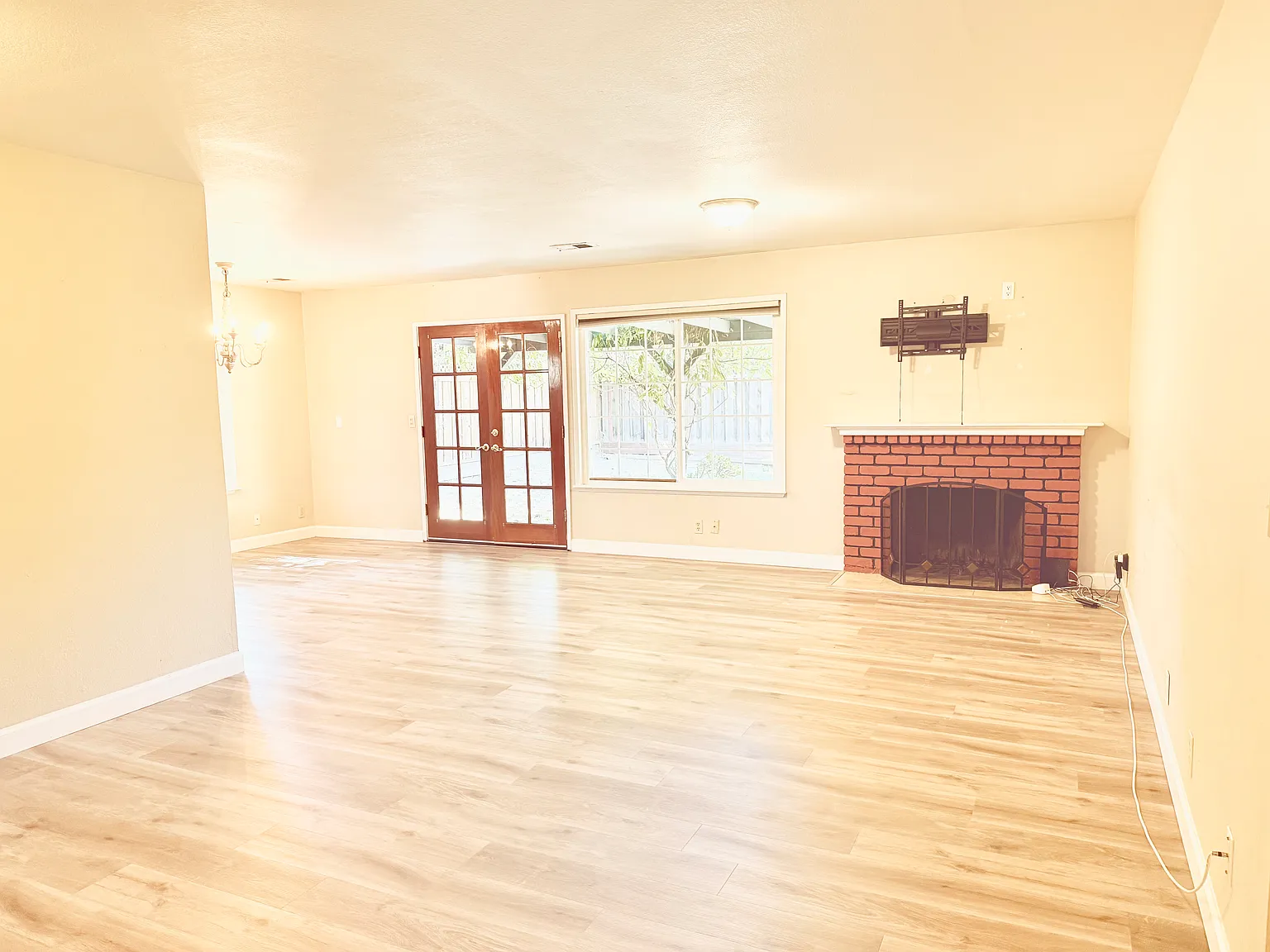 3 bed, 1220 sqft, $4,088 — Photo 4
