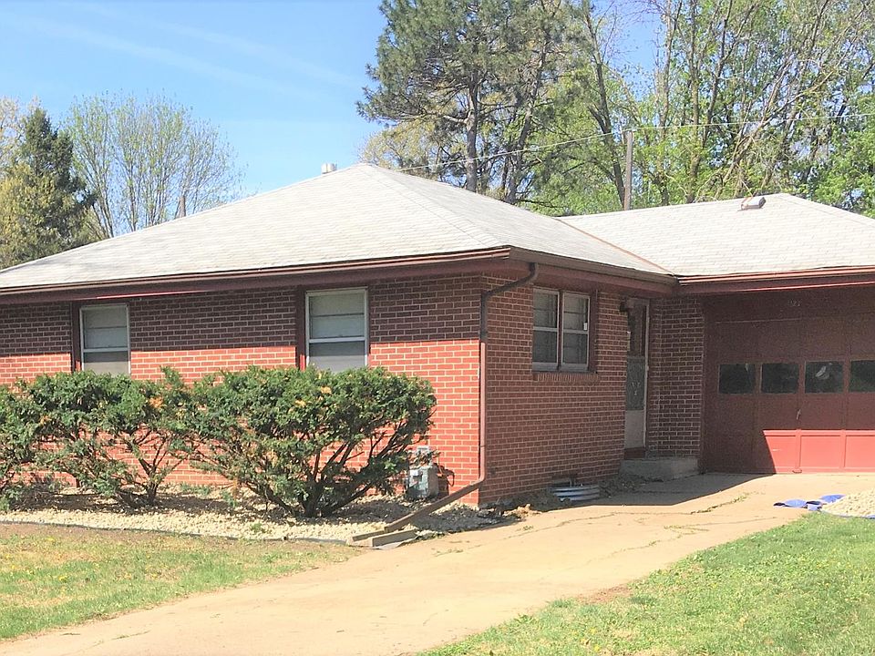 Attractive brick ranch ready to be someone's home