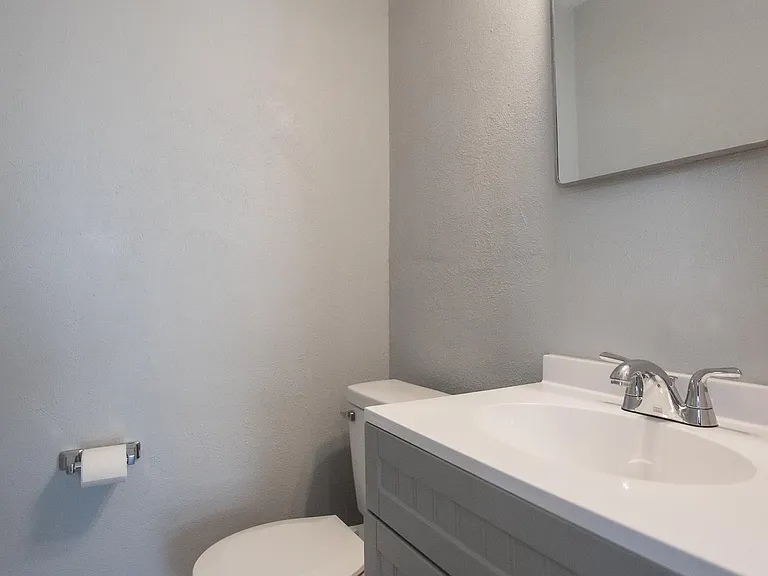 1020 W Cornelia Ave — Photo 35