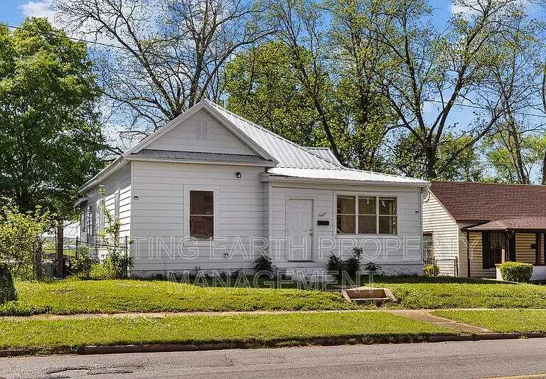 2028 Avenue V — Photo 3