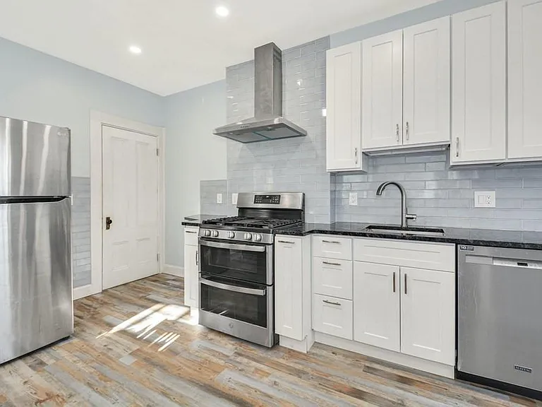 10 Middle St — Photo 1