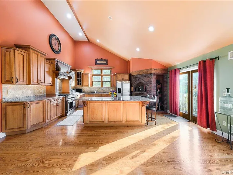1403 Kings Hwy — Photo 5