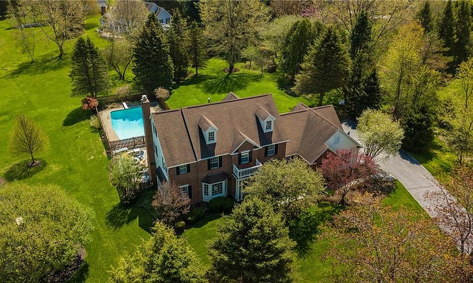 1st image of 4 Summerfield Cir