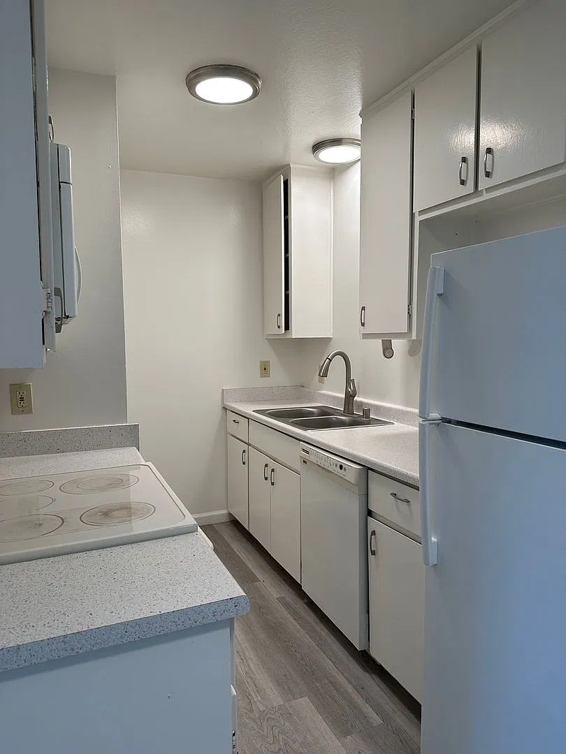 613 Woodland — Photo 3