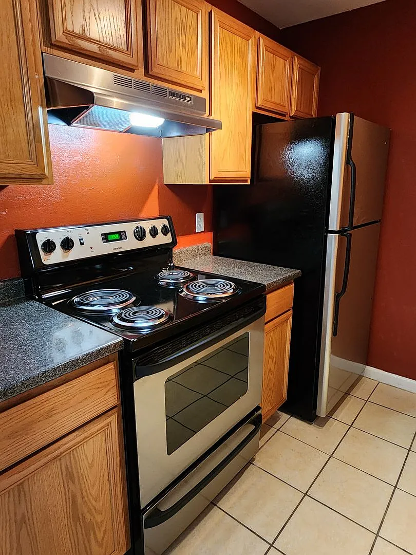 For Rent 1 Bedroom, 1 Bathroom, Upper Floor Condo. — Photo 4