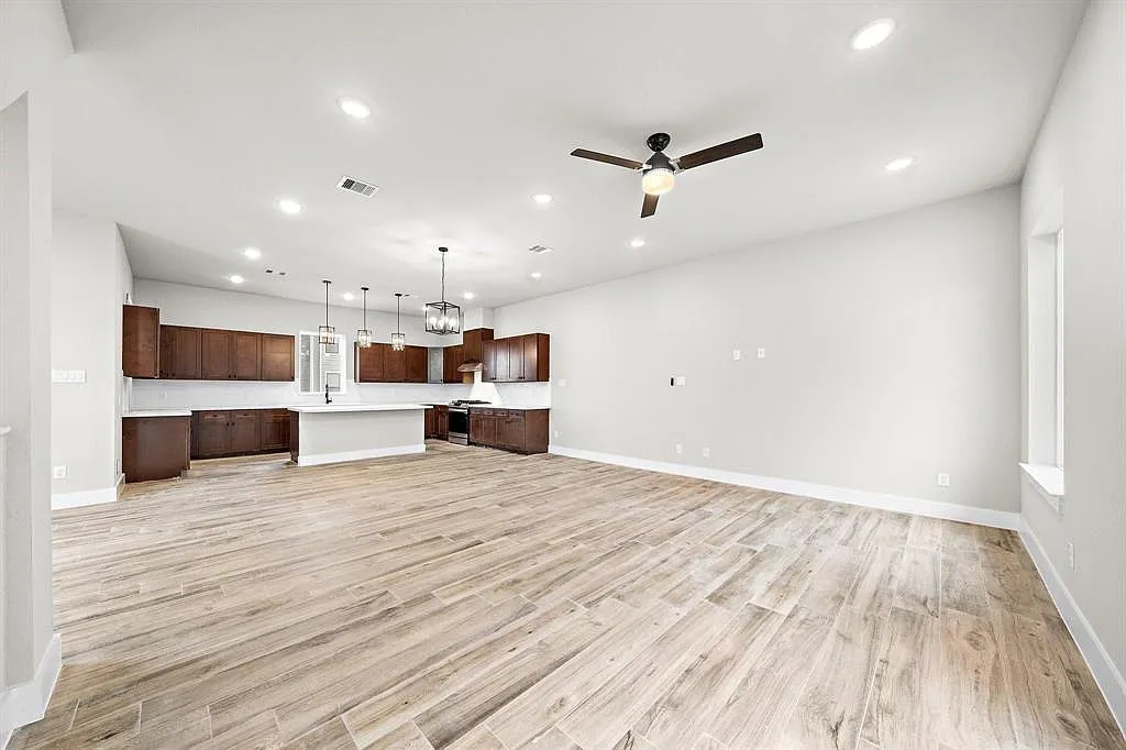 3 bed, 3.5 bath, 2312 sqft, $3,450 — Photo 3
