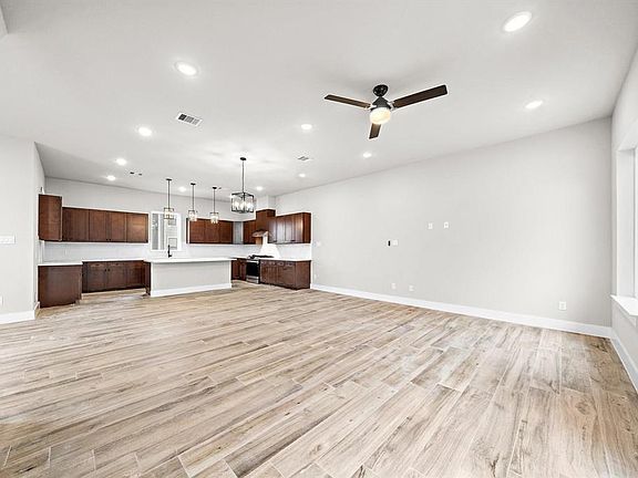 3rd image of 228 W 28th St