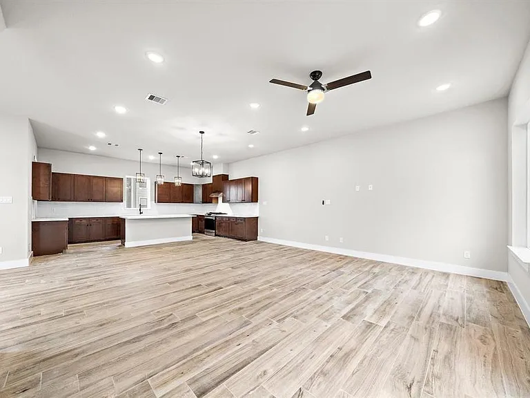 228 W 28th St — Photo 3