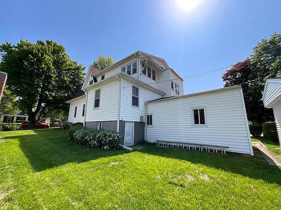 3rd image of 300 W Clarinda Ave