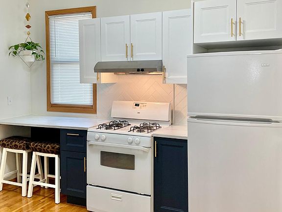 3rd image of 3011 California St NE