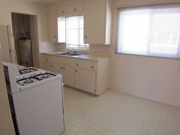 3rd image of 1702 Alvarado Dr NE