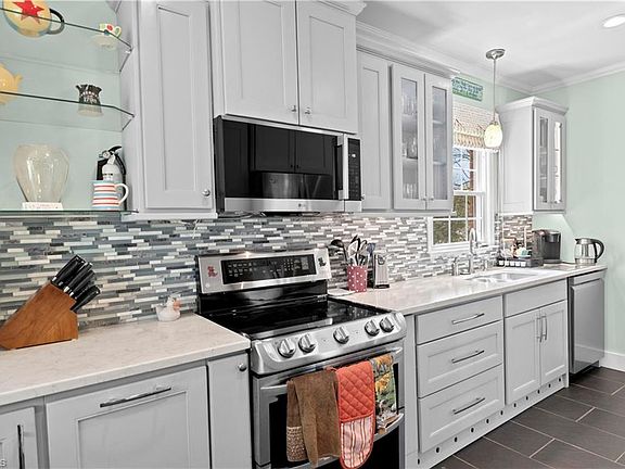 3rd image of 5664 Regents Park Rd