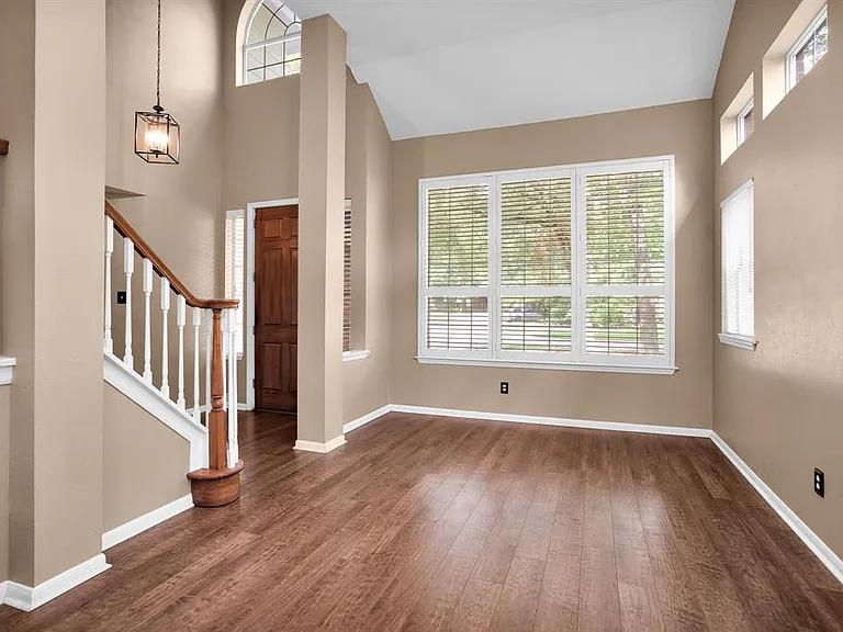 111 S Winterport Cir — Photo 2