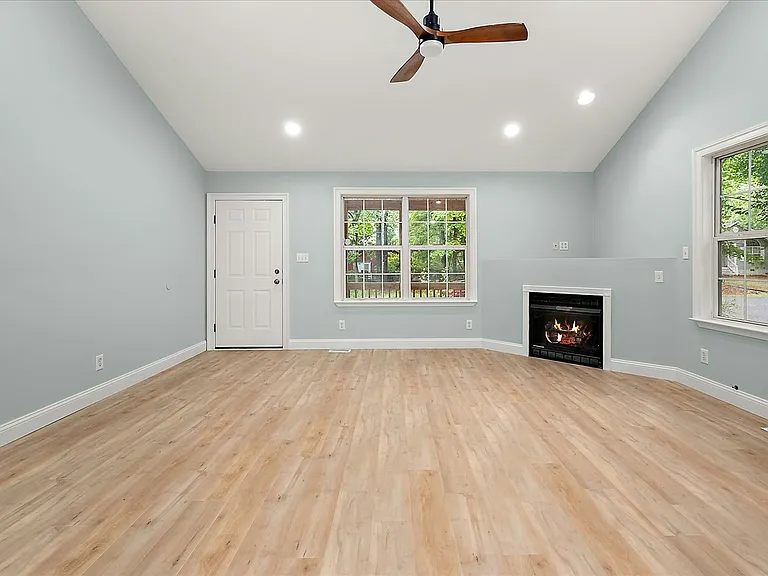39 Nottingham Ln — Photo 3