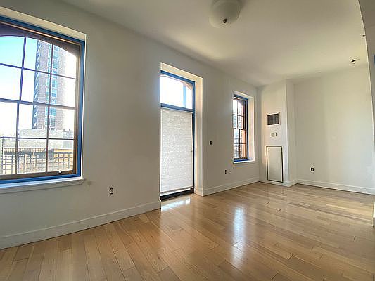 3rd image of 31-01 Vernon Blvd #207