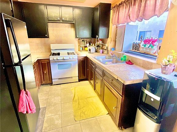 4th image of 15035 Nordhoff St Unit 102
