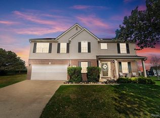 469 Ridgewood Dr S, Ortonville, MI