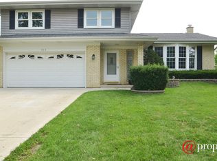 513 Summit Dr, Schaumburg, IL 60193