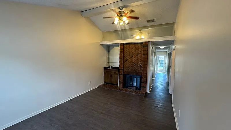 2 bed, 1.5 bath, 1129 sqft, $1,185 — Photo 3