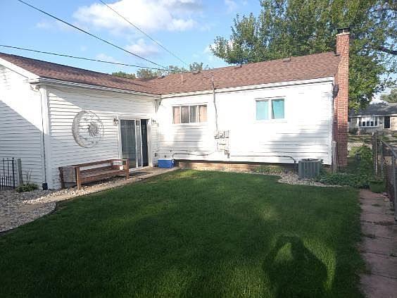 3rd image of 529 Deering St