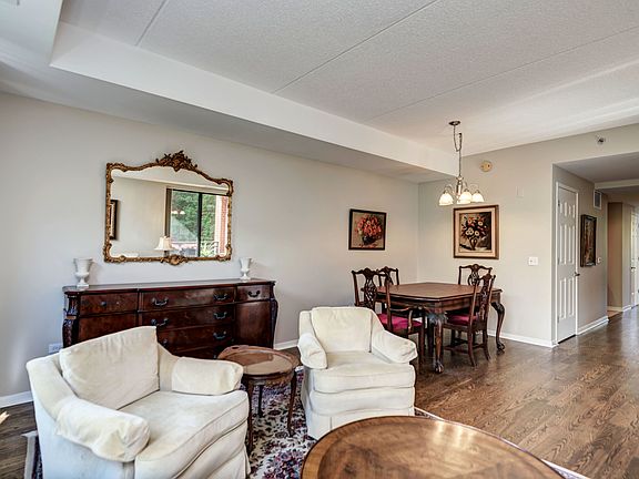 4th image of 2335 W Belle Plaine Ave APT 209