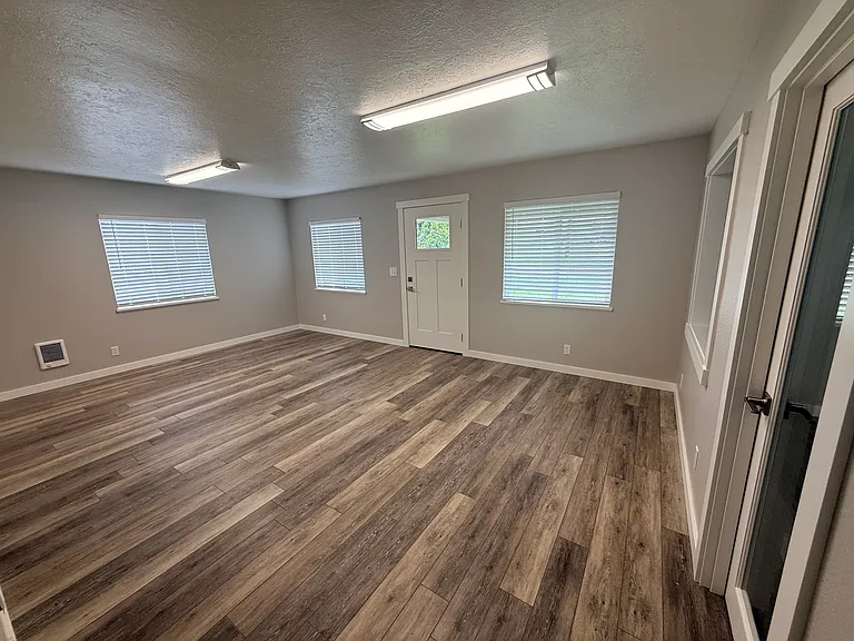 490 N Pine St — Photo 5