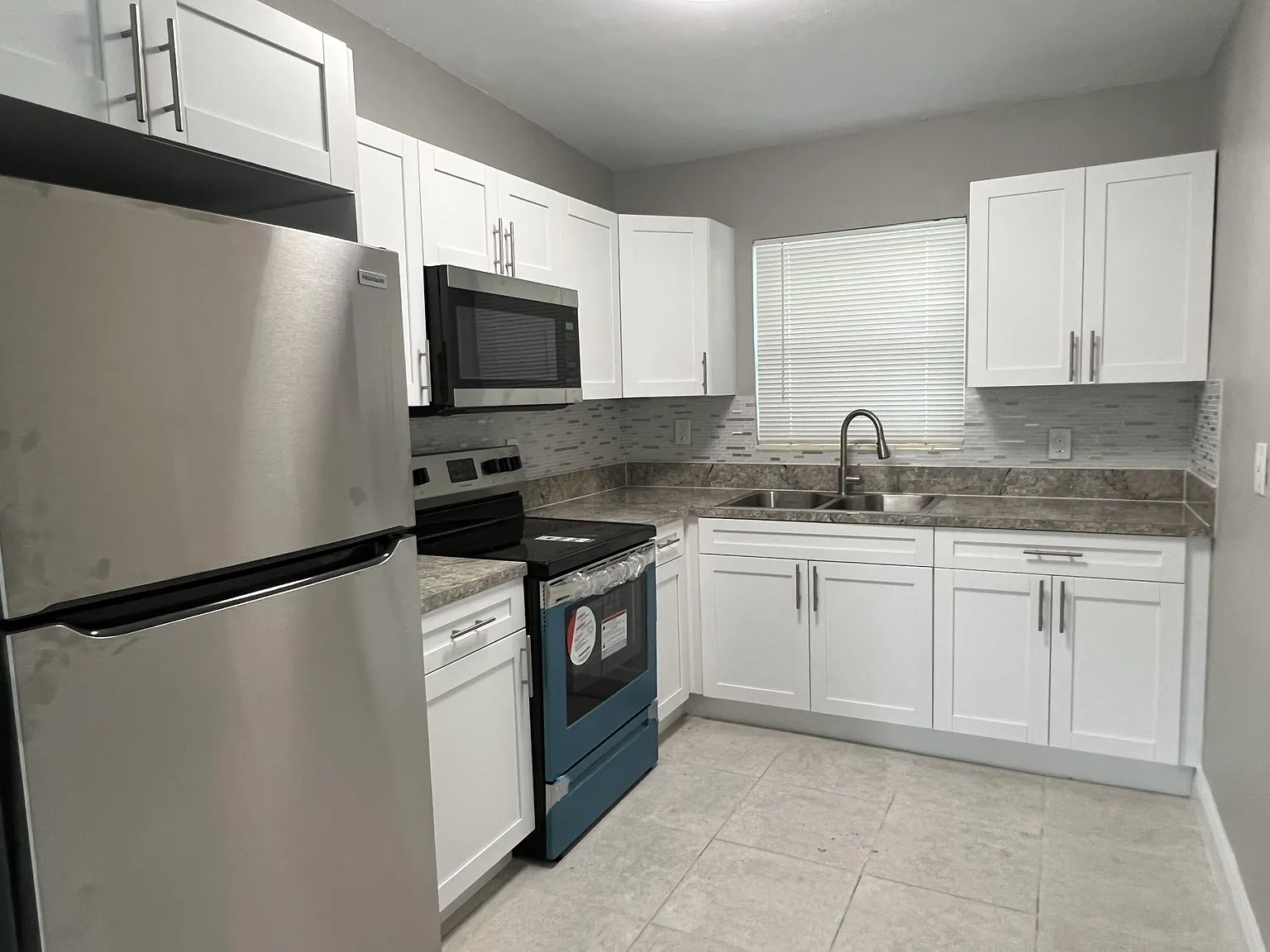3 bed, 2.0 bath, 696 sqft, $2,600 — Photo 1