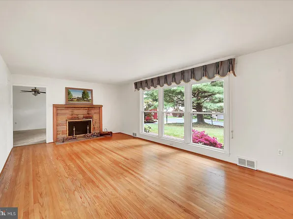 136 Shelbourne Dr, York, PA 17403