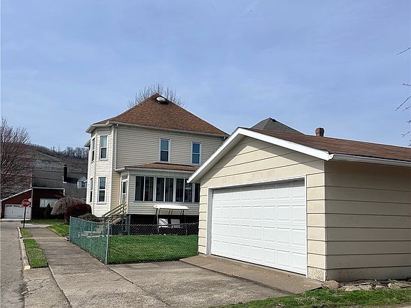 2nd image of 2200 Main St