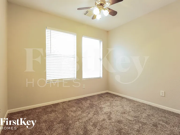 7223 Foxcrest Ln — Photo 8