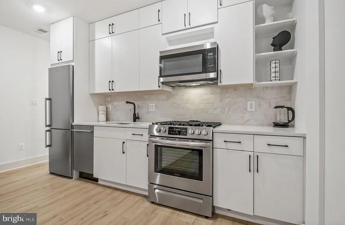 2 bed, 1.0 bath, 498 sqft, $2,300 — Photo 3