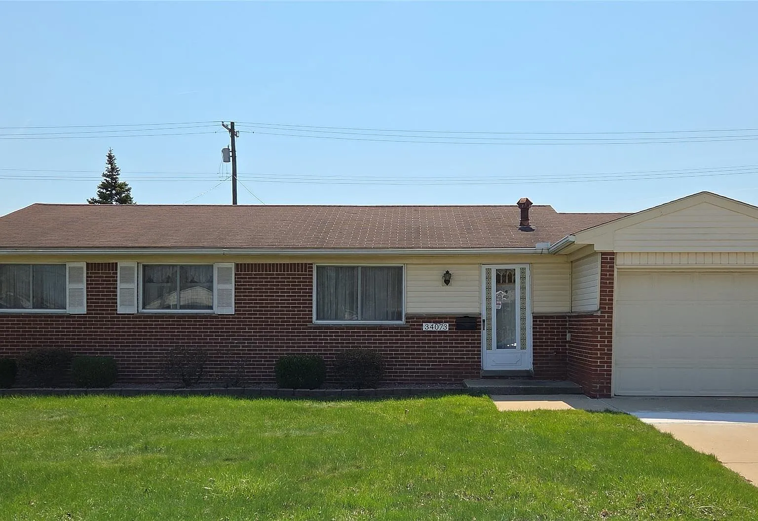 3 bed, 1.0 bath, 936 sqft, $1,595 — Photo 2