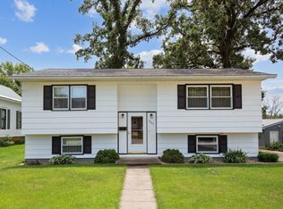 604 W Marion St, Manchester, IA 52057