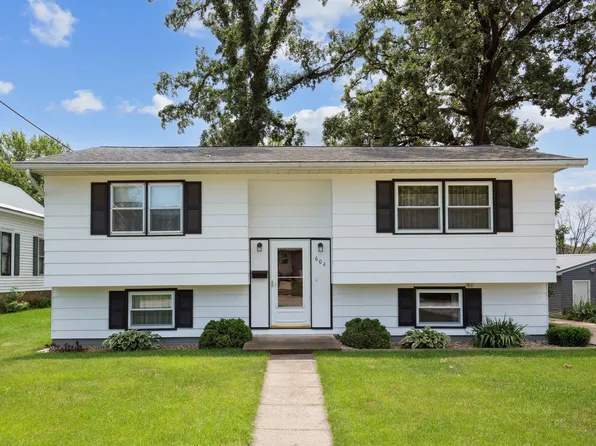 604 W Marion St, Manchester, IA 52057