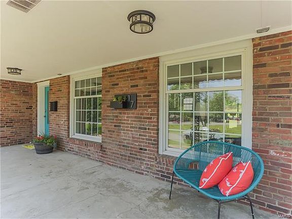 3rd image of 17 Marjean Ct
