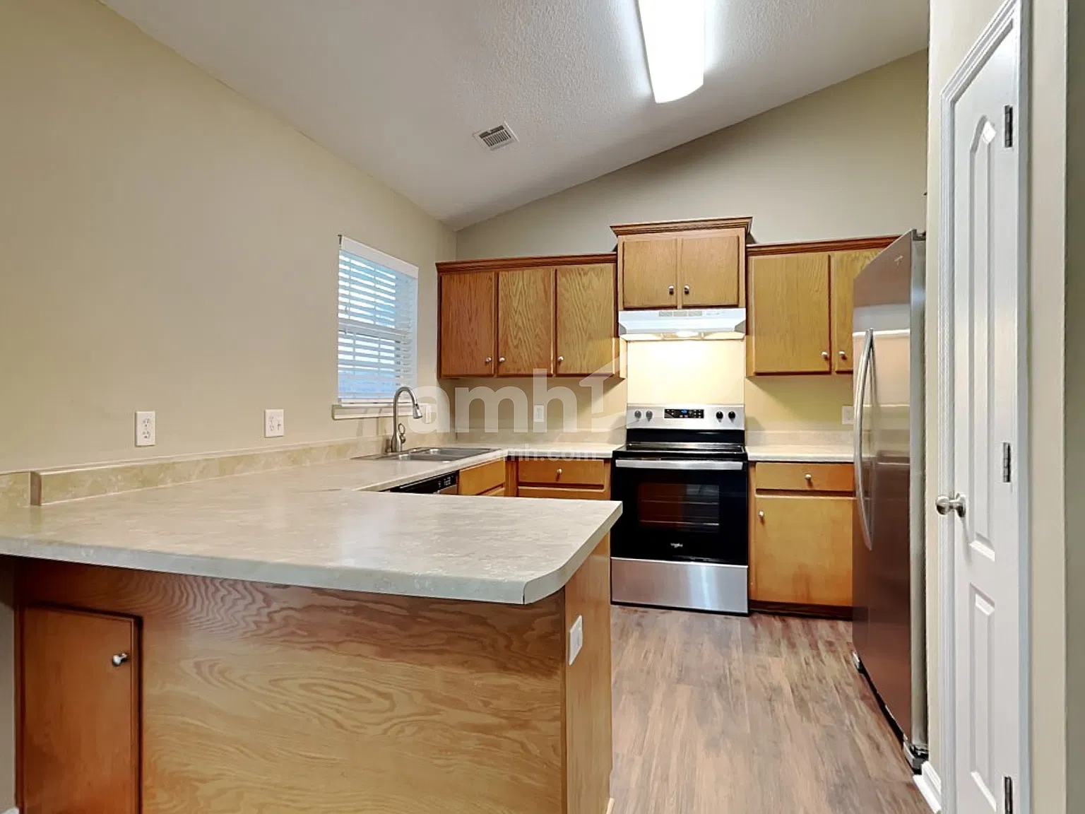 3 bed, 2.0 bath, 1374 sqft, $2,120 — Photo 3