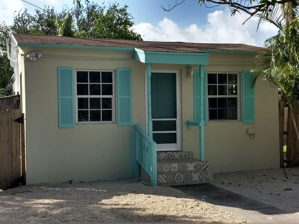 1st image of 904 NE 6th St #104