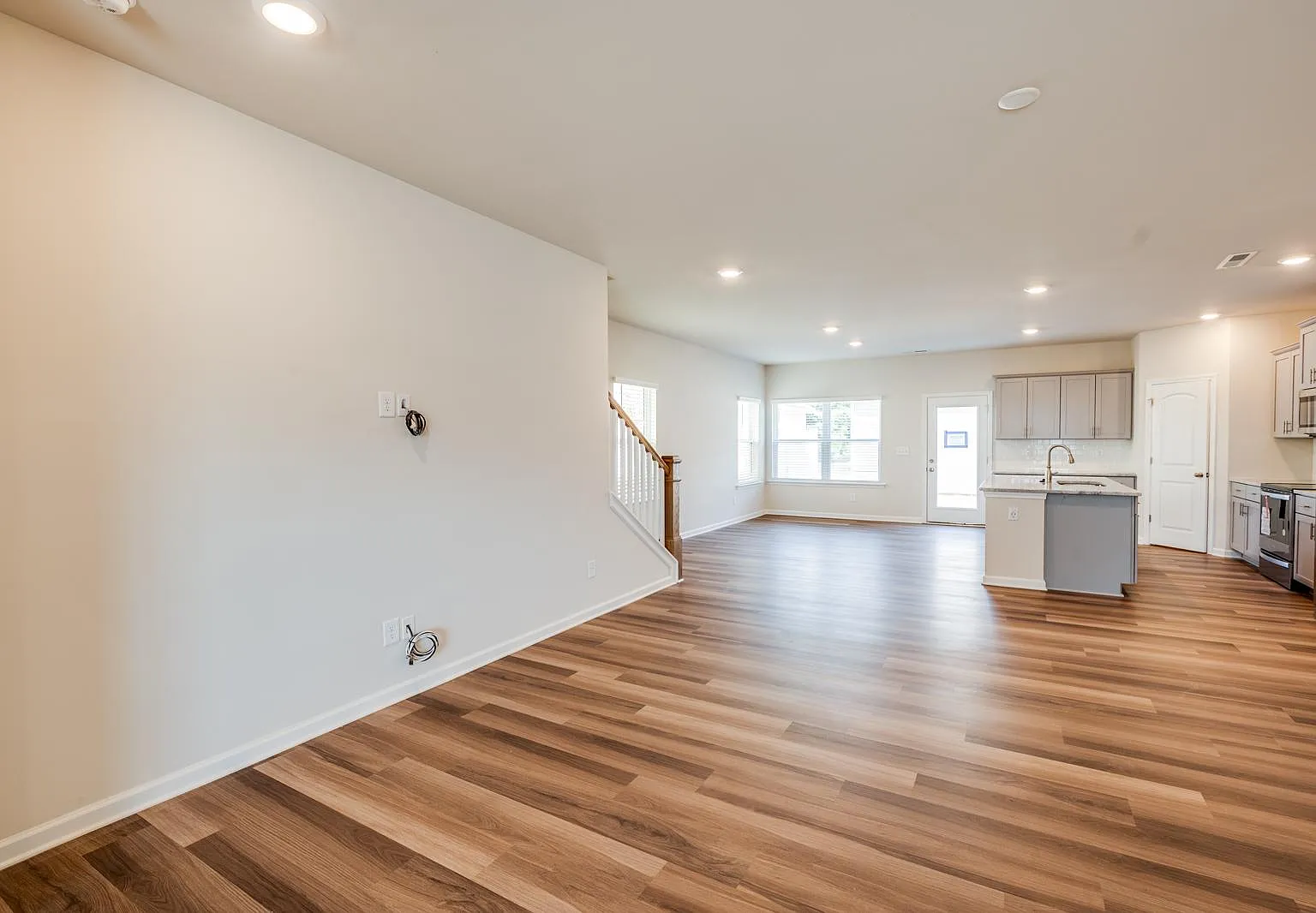 3 bed, 2.5 bath, 1839 sqft, $2,100 — Photo 2