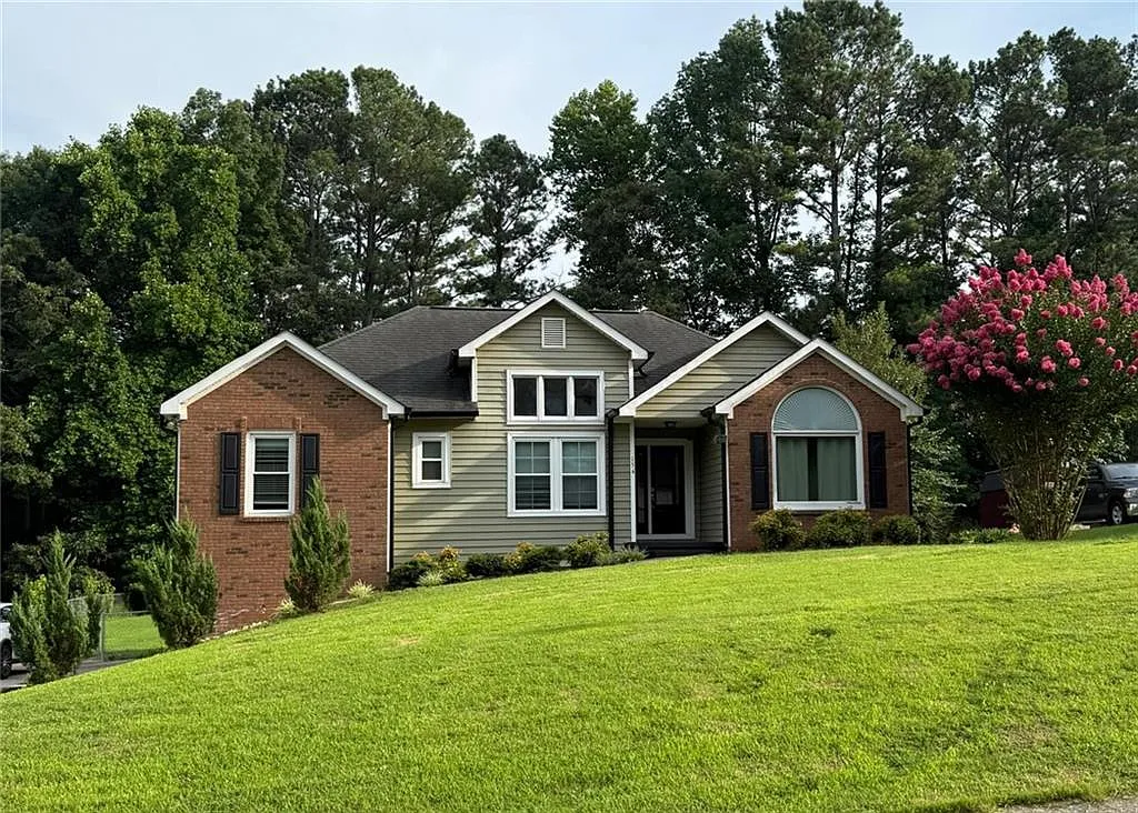 4 bed, 3.0 bath, 2424 sqft, $2,950 — Photo 1