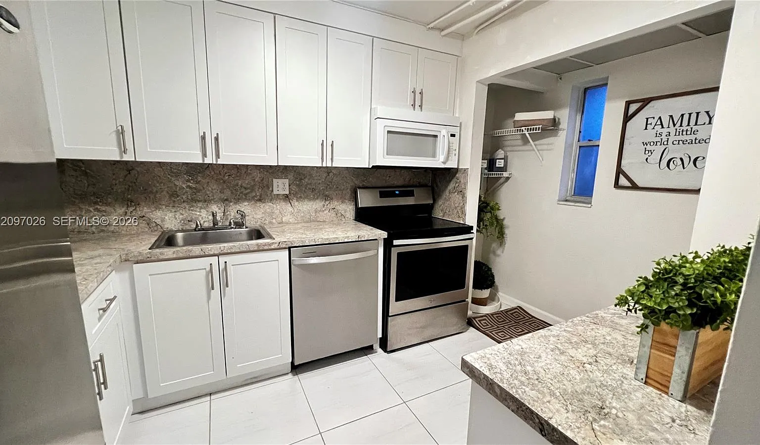Versailles Gardens Condo — Photo 1