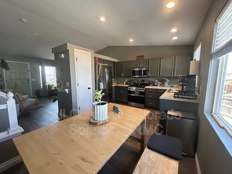 3 bed, 4.0 bath, 1750 sqft, $2,800 — Photo 4